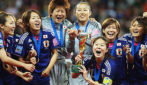Riesige Freude: Japans Starspielerin Homare Sawa (r.) präsentiert den WM-Pokal