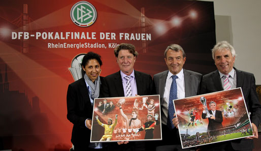 DFB-Präsident Niersbach (2.v.r.) und Oberbürgermeister Roters, Schumacher und Jones (von r. nach l.)