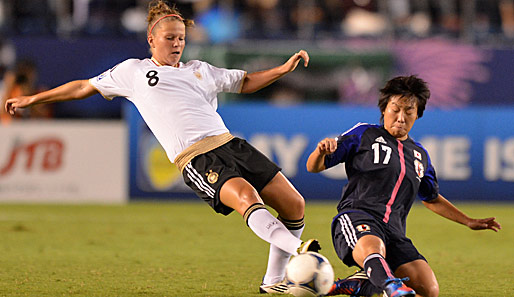 Melanie Leupolz (l.) setzte sich mit der deutschen U-20-Auswahl gegen Hikari Takagi durch