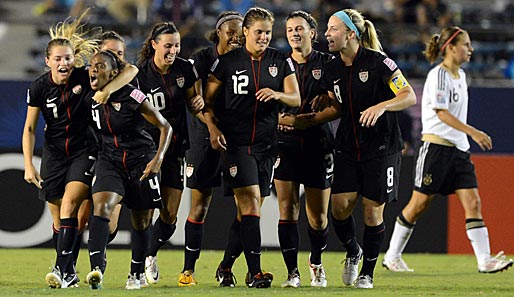Die US-Girls feiern den Treffer von Kealia Ohai (l.) zum 1:0