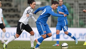 Nadine Keßler (l.) bangt um ihren Einsatz gegen Chile