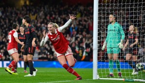 Stina Blackstenius köpft zur 2:0-Führung der Arsenal Women ein und feiert ihren Treffer.