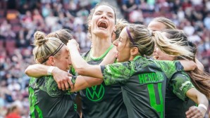 Die Spielerinnen des VfL WSolfsburg jubeln nach dem Sieg gegen den FC Bayern München im Finale des DFB-Pokals