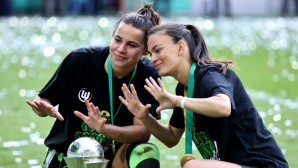 Lena Oberdorf (li.) feiert mit Teamkameradin Riola Xhemaili den Gewinn des DFB-Pokals.