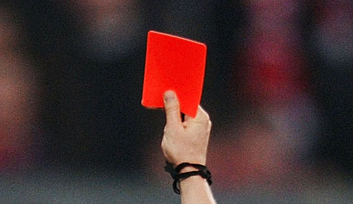 Novum - In Griechenland zückte ein Referee aufgrund eines Fouls an einem Flitzer den roten Karton