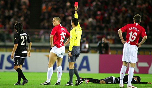 Nemanja Vidic sieht im Finale der Klub-WM in der 49. Minute die Rote Karte.