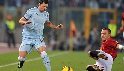 Lazio Roms Mauro Zarate (l.) hat mit starken Leistungen das Interesse von Manchester City geweckt