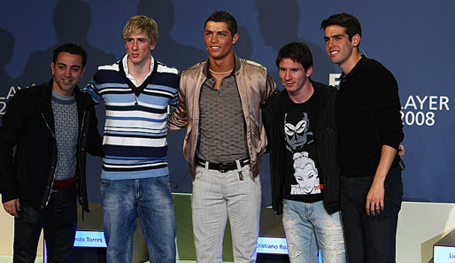 Cristiano Ronaldo (M.) setzte sich gegen Xavi (l.), Torres (2.v.l), Messi (2.v.r.) und Kaka (r.) durch