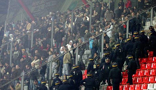 Wenn Ajax auf Feyenoord trifft, ist inner- und außerhalb des Stadions Polizeipräsenz gefragt
