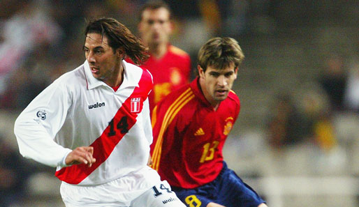 Claudio Pizarro im Nationaltrikot Perus gegen Spaniens David Albelda