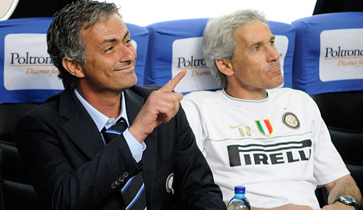 Hat gut lachen: Jose Mourinho (li.) wird auch in der kommenden Saison auf der Inter-Bank sitzen