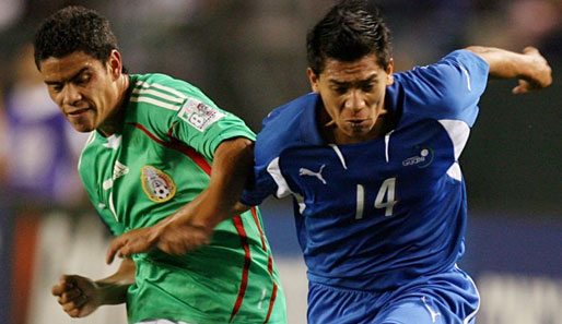 Pablo Barrera (l.) traf beim Gold-Cup-Auftakt für Mexiko