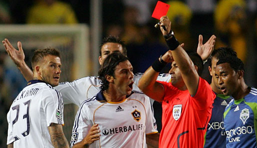 David Beckham (l.) bekommt vom Schiedsrichter die Rote Karte gezeigt