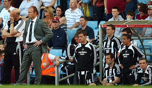 Die Newcastle-Bank um Coach Alan Shearer nach dem Abpfiff gegen Villa - der Abstieg stand fest