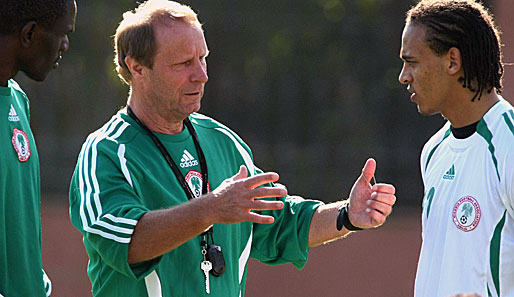 Berti Vogts (M.) trainiert seit dem 1. April 2008 die Nationalmannschaft Aserbaidschans