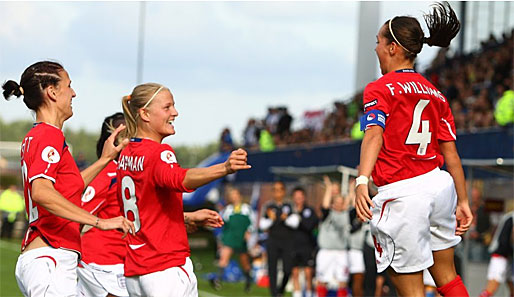 Die englischen Frauen freuen sich über ihren Halbfinaleinzug bei der EM in Finnland