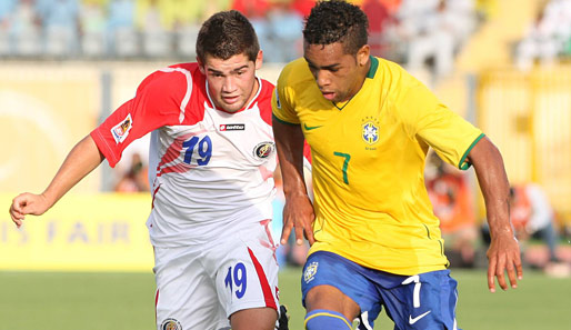 Die Brasilianer um Topstar Alex Teixeira (r.) stehen nach dem 1:0 über Costa Rica im Finale