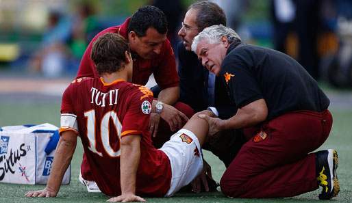 Francesco Totti (l.) traf für die Roma doppelt, dann musste er verletzt raus