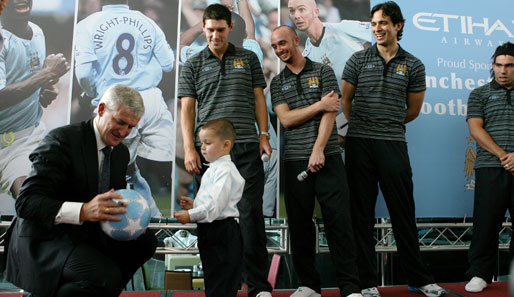 Mark Hughes (l.) mit vier seiner Spieler bei einem Werbetermin in Abu Dhabi im Sommer