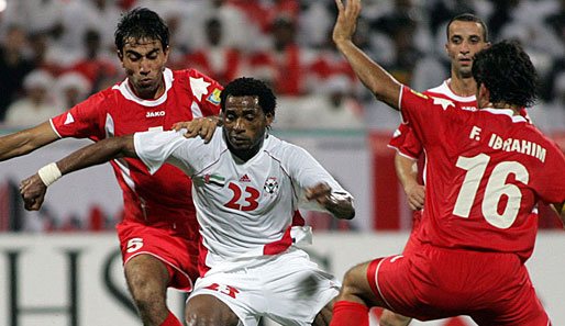 Salem Saad (Nr. 23) hier im Trikot der Vereinigten Arabischen Emirate