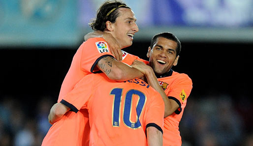 Zlatan Ibrahimovic (l.) und Dani Alves freuen sich über Leo Messis Siegtreffer