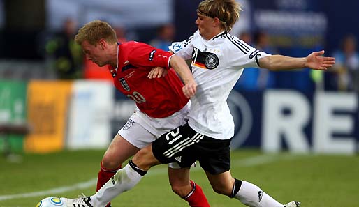 Duell bei der U-21EM: Englands Andrew Driver gegen DFB-Youngster Marcel Schmelzer