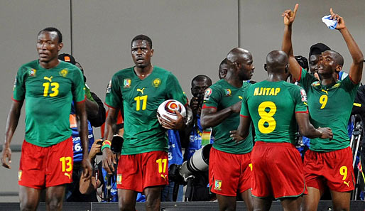 Samuel Eto'o (r.) erzielte gegen Sambia sein zweites Tor beim Afrika-Cup 2010 für Kamerun