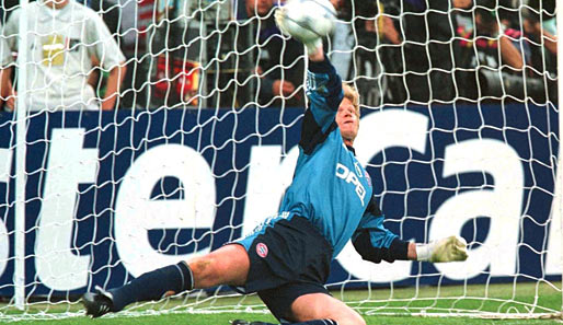 Oliver Kahn hält im Champions-League-Finale 2001 gegen Valencia drei Elfer und Bayern holt den Titel