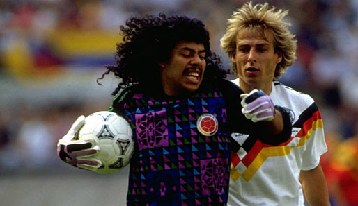 Rene Higuita verteidigt den Ball bei der Wm 1990 gegen Jürgen Klinsmann
