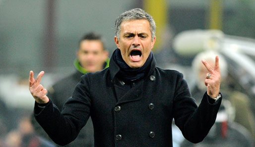 Der wütende Mourinho zeigt es an: Zwei Platzverweise (Sneijder und Lucio) gab es für Inter im Derby