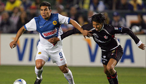 Salvador Cabanas (l.) hat bislang 44 Länderspiele für Paraguay bestritten