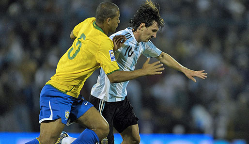 Lionel Messi (r.) und Felipe Melo könnten sich bald häufiger gegenüberstehen