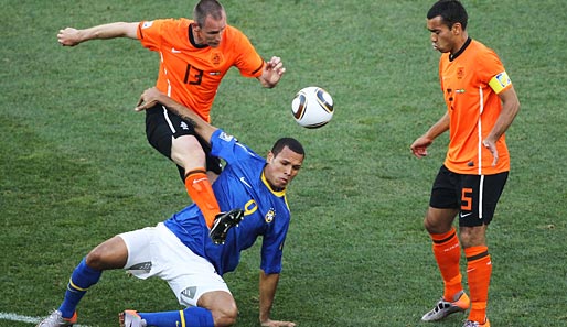 Andre Ooijer (l.) kam bei der WM in Südafrika im Viertelfinale gegen Brasilien zum Einsatz.