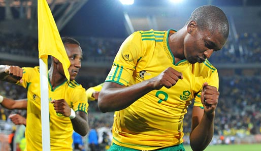 War in 34 Länderspielen für Südafrika 14 Mal erfolgreich: Katlego Mphela (r.)