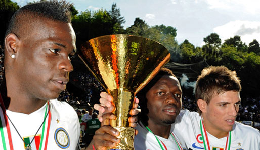 Mario Balotelli (l.) gewann in der vergangenen Saison mit Inter Mailand das Triple