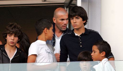 Zinedine Zidane (m.) mit seinen Söhnen. Er selbst machte 108 Länderspiele für Frankreich