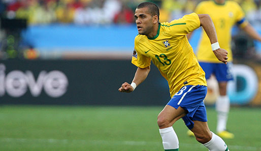 Brasiliens Dani Alves traft zum 1:0 im Testspiel gegen die Ukraine