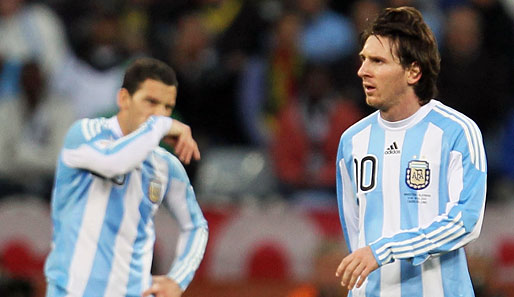 Lionel Messi (r.) konnte den Ball trotz einiger Chancen nicht im japanischen Gehäuse unterbringen