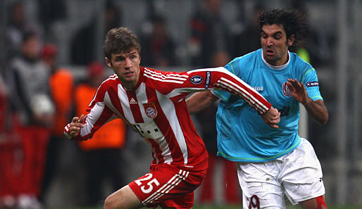 Juan Culio (r.) und Thomas Müller im ersten Spiel zwischen Bayern und Cluj. Bayern siegte mit 3:2