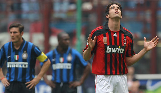 Kaka (r.) spielte von 2003 bis 2009 beim AC Milan (hier im Derby gegen Inter)