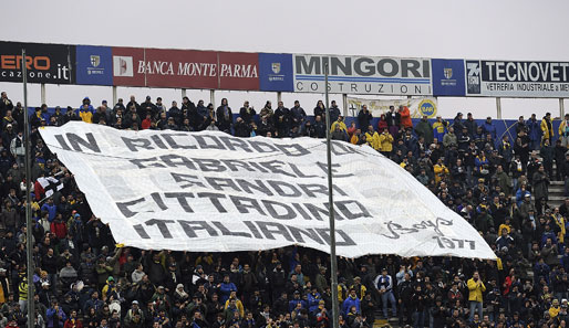 Im Spiel zwischen Parma und Lazio Rom zeigen die Fans ein Banner in Erinnerung an Gabriele Sandri