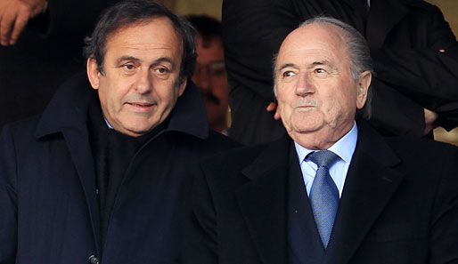 Michel Platini (l.) will die Regeln des Financial Fair Play auch gegen Top-Klubs durchsetzen