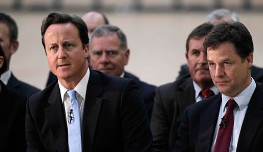 Der britische Premierminister David Cameron (l.) hat die FIFA kritisiert und als "düster" bezeichnet