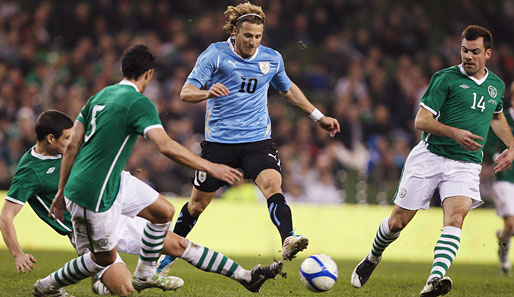 Diego Forlan (M.) wird gegen Deutschland als Kapitän Uruguays auflaufen