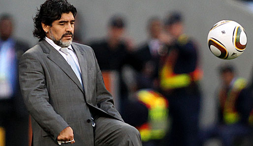 Diego Maradona kann's immer noch am Ball. Beim All-Star-Spiel in Tschtschenien gelang ihm ein Tor