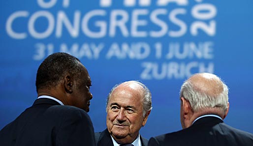 Konnte sich über Glückwünsche von Wladimir Putin freuen: FIFA-Präsident Sepp Blatter (m.)