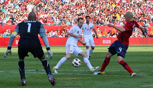 Andres Iniesta (M.) und die spanische Nationalmannschaft glänzten in Boston