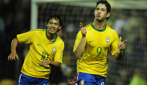 Brasiliens Alexandre Pato (r.) fordert von seinen Teamkollegen gegen Paraguay volle Konzentration