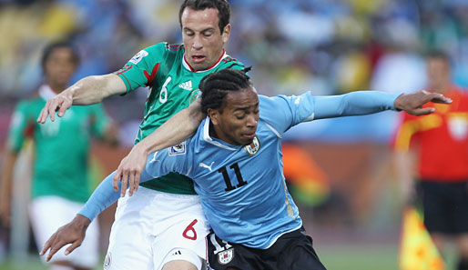 Alvaro Pereira (r.) erzielte den frühen Siegtreffer für Uruguay gegen Mexiko