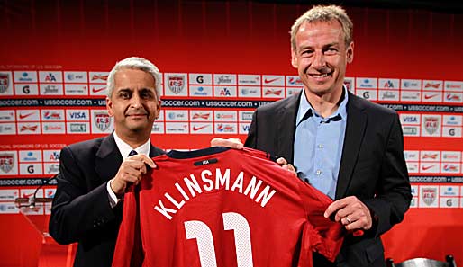 Jürgen Klinsmann (r.) soll bis mindestens 2014 die Nationalmannschaft der USA betreuen